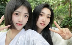 两个男孩子开车小黄说